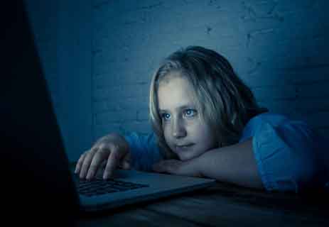 مخاطر مواقع التواصل الاجتماعي على الأطفال والمراهقين